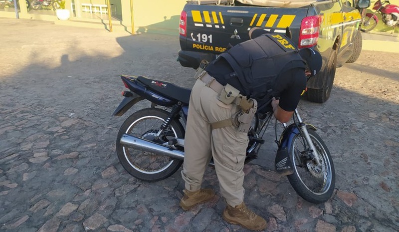 PRF recupera motocicleta roubada em Pernambuco na cidade de São Julião.