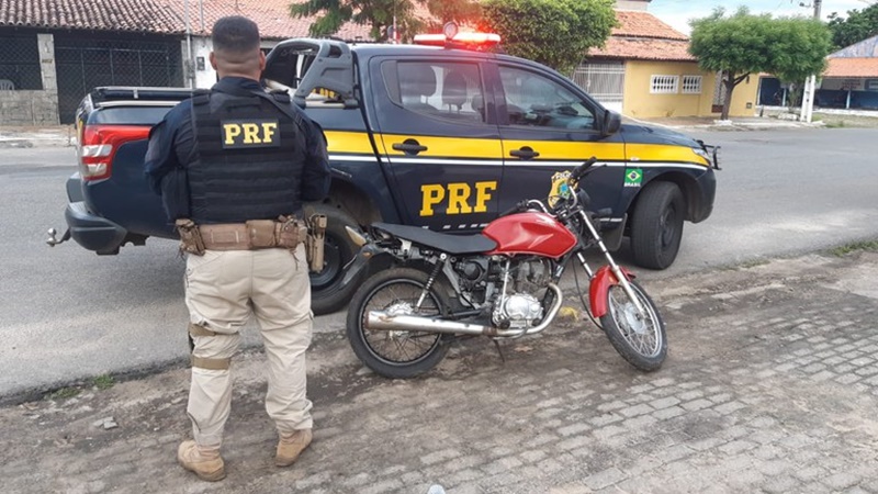 PRF recupera motocicleta roubada a mais de 4 anos na cidade de Paranaíba.