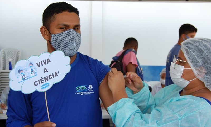 FMS vacina trabalhadores da limpeza em Teresina.