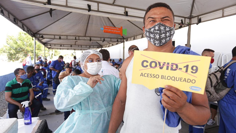 Trabalhadores da limpeza se vacinam contra Covid-19 em Teresina.