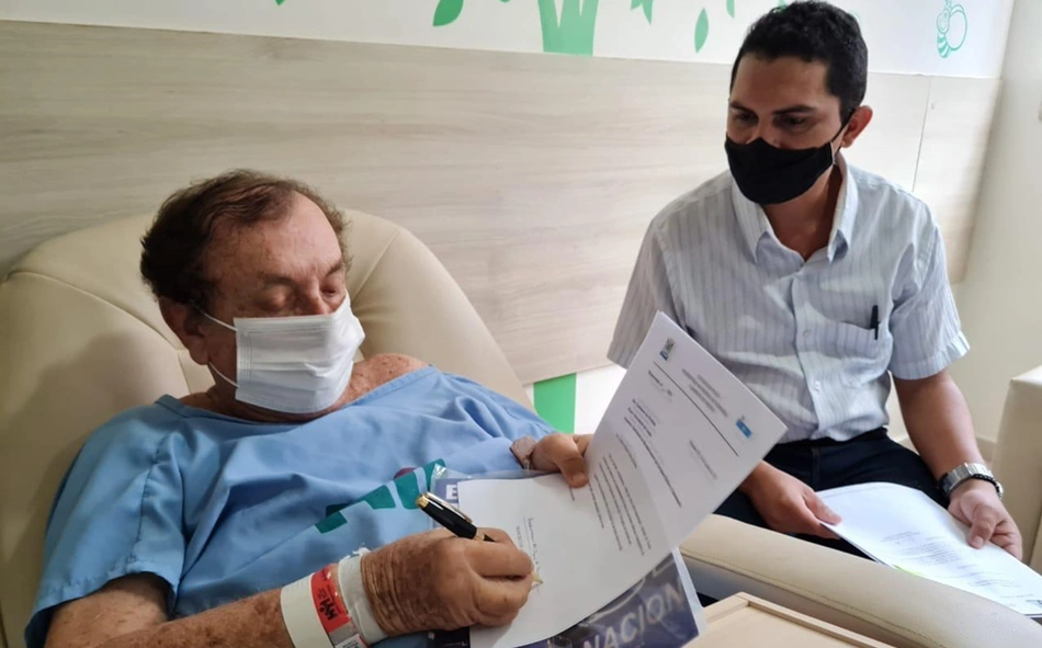 Mão Santa recebe alta médica após cinco dias internado em Teresina