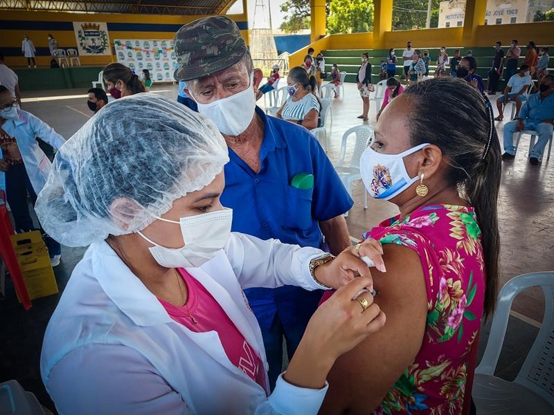 Cocal vacina pessoas de 49 anos e comerciantes contra a Covid-19