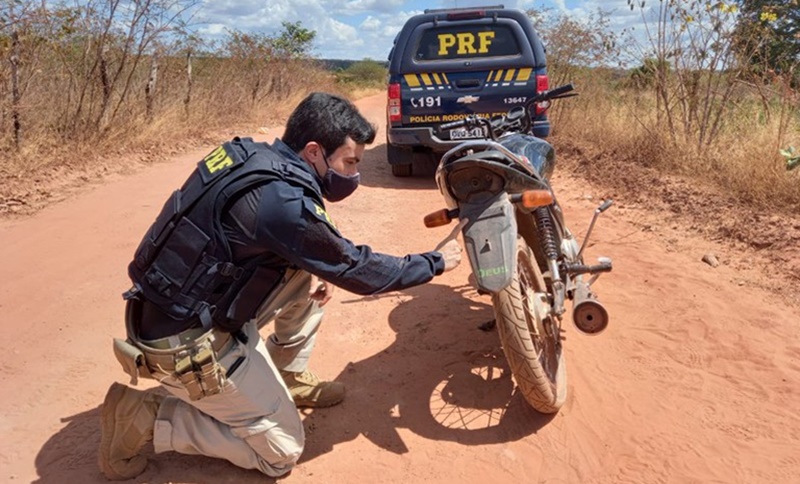 PRF apreende motocicleta roubada com homem de 39 anos em Inhuma.