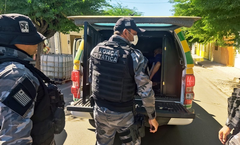 Operação da PM prende oito pessoas suspeitas de tráfico de drogas e armas em Alegrete do Piauí.
