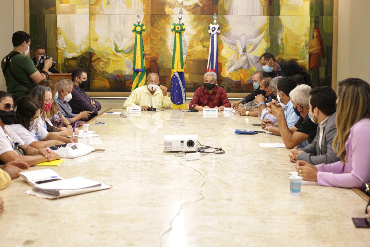 Reunião entre ocupantes e prefeito de Teresina