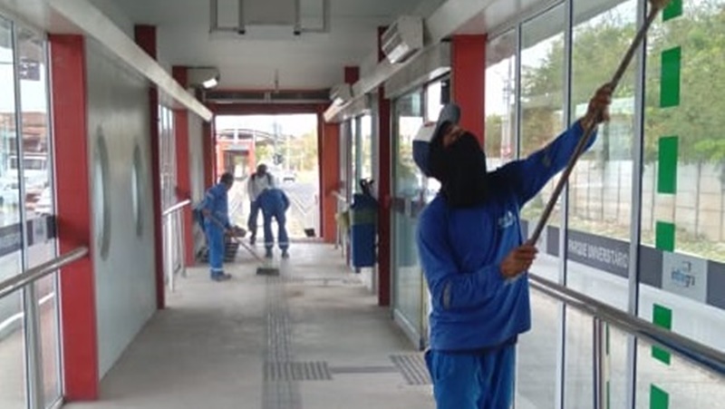 Limpeza das estações de ônibus em Teresina.