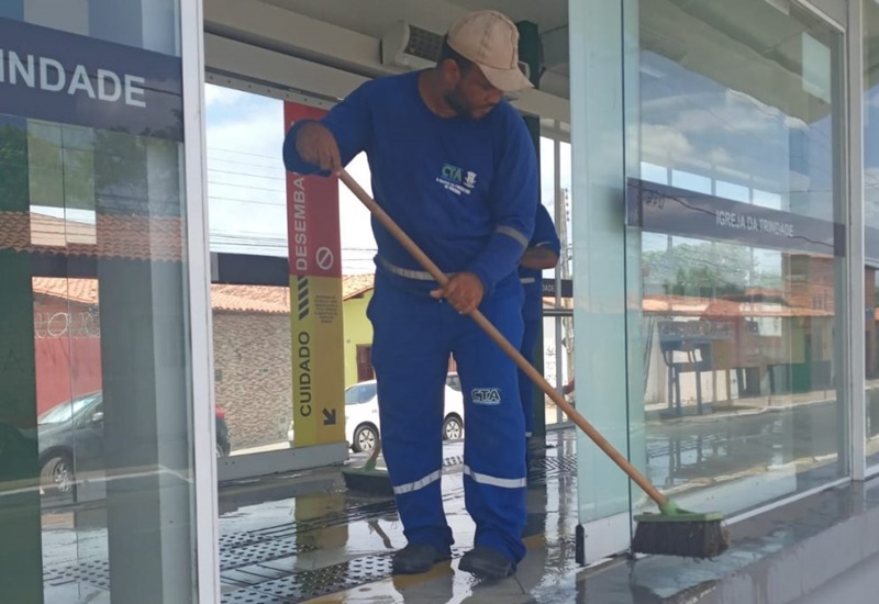 Prefeitura inicia limpeza nas estações e terminais de ônibus em Teresina.