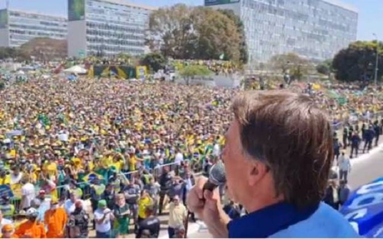 Bolsonaro discursa para apoiadores na Esplanada dos Ministérios