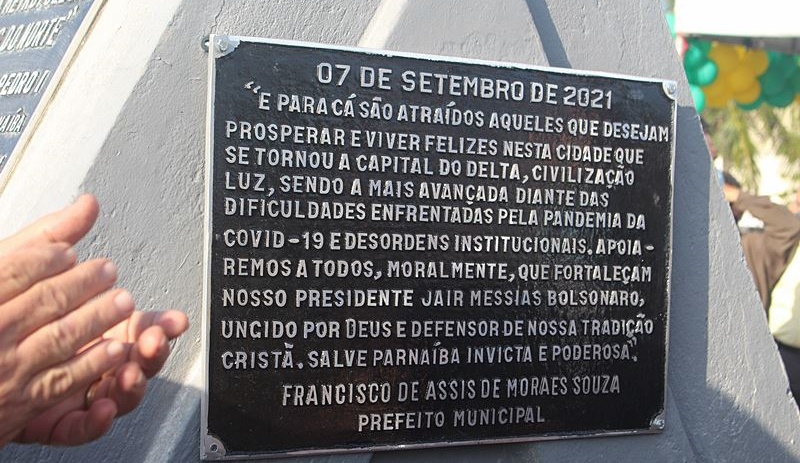 Mão Santa inaugura placa em homenagem a Bolsonaro.