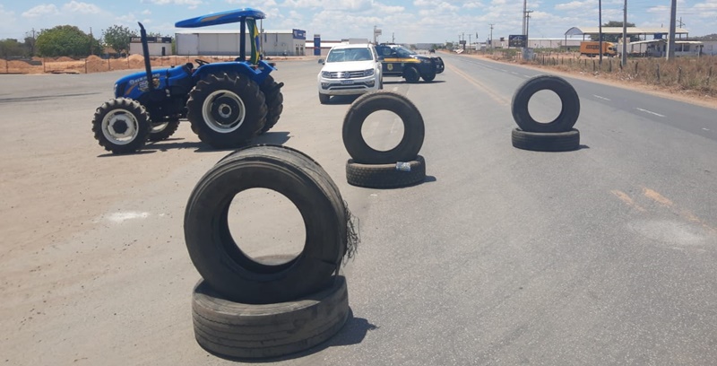 Os manifestantes colocaram pneus em uma das faixas da rodovia em Bom Jesus.