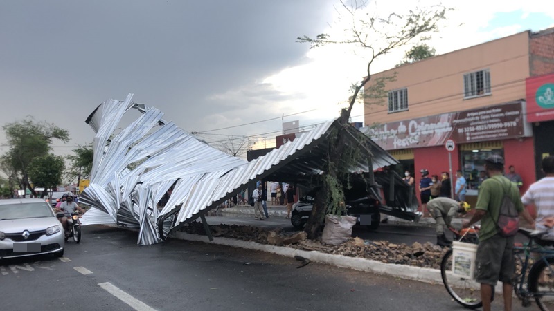 Telhado de metal cai em cima de carro na Avenida Principal do Dirceu.