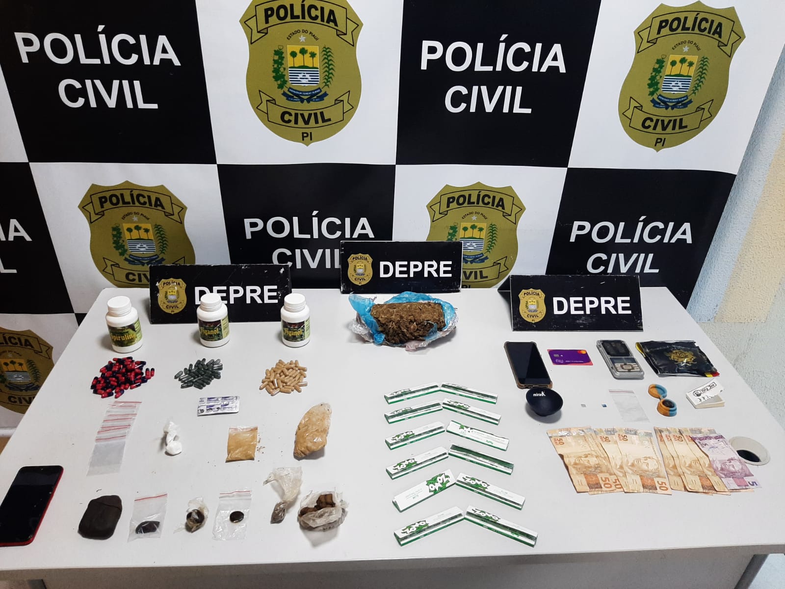 Polícia Civil prende em flagrante suspeitos por tráfico de drogas em Teresina.