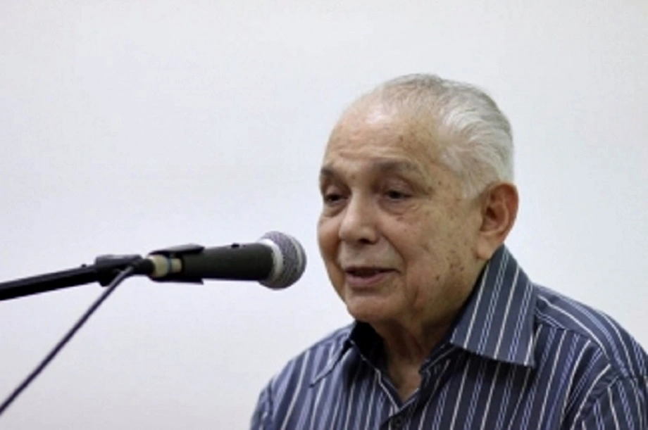 Escritor e professor Paulo Neves.