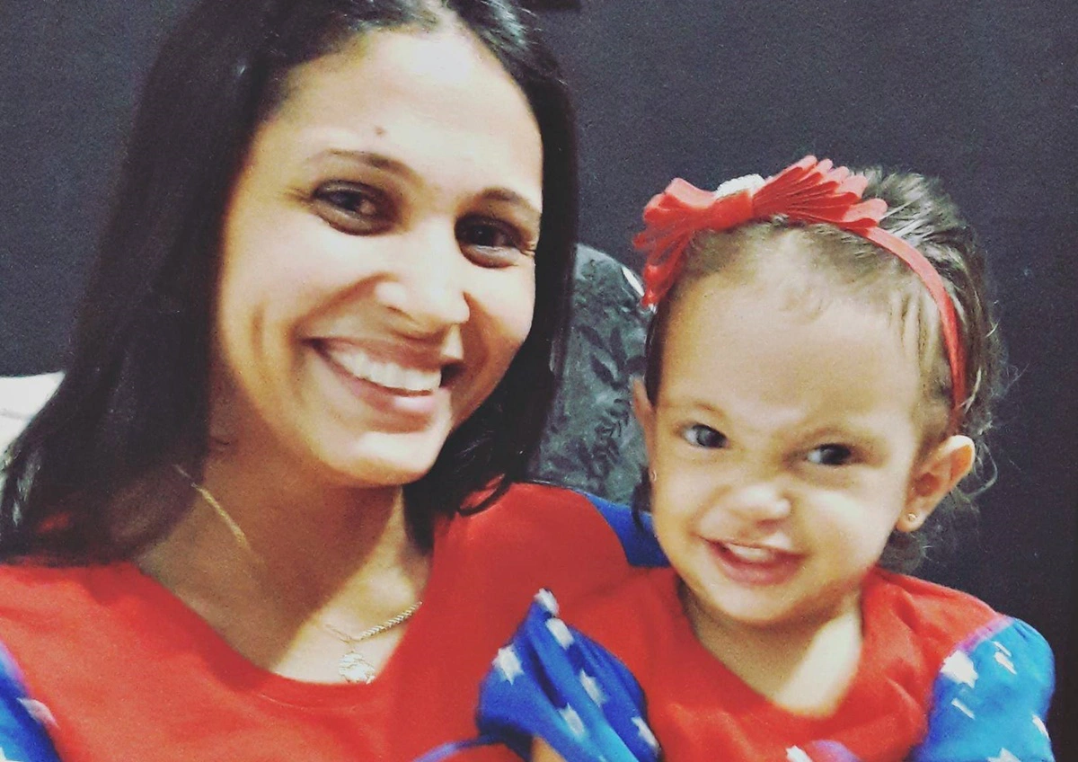Julianne Bezerra Magalhães, de 34 anos e sua filha, Maria Júlia Bezerra Magalhães, de 4 anos.