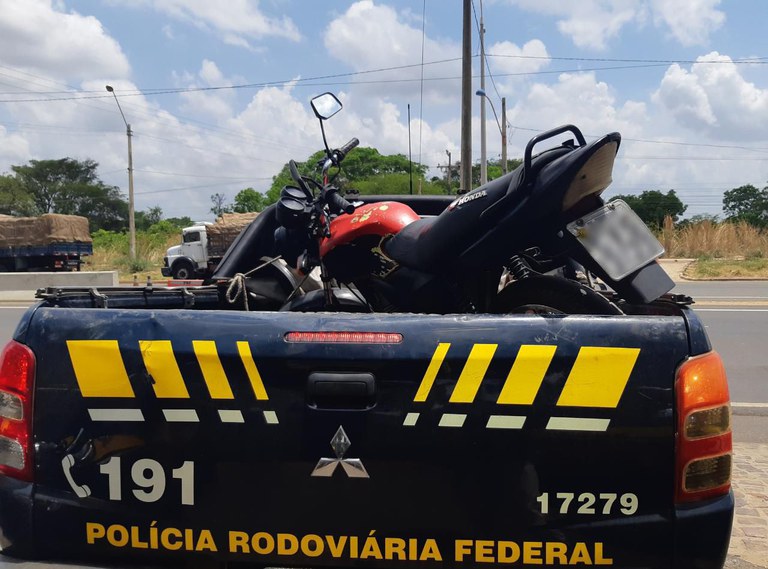 Motocicleta apreendia pela PRF, na BR 316, em Teresina-PI.