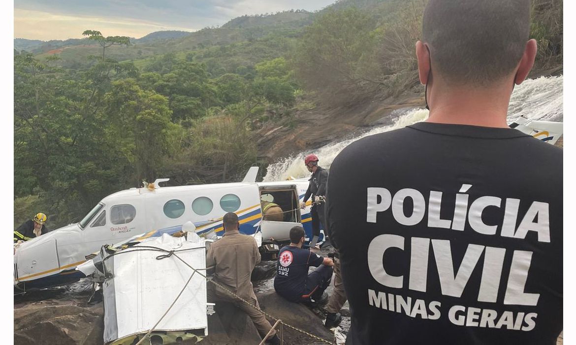 Polícia Civil de Minas Gerais em investigações no local do acidente.
