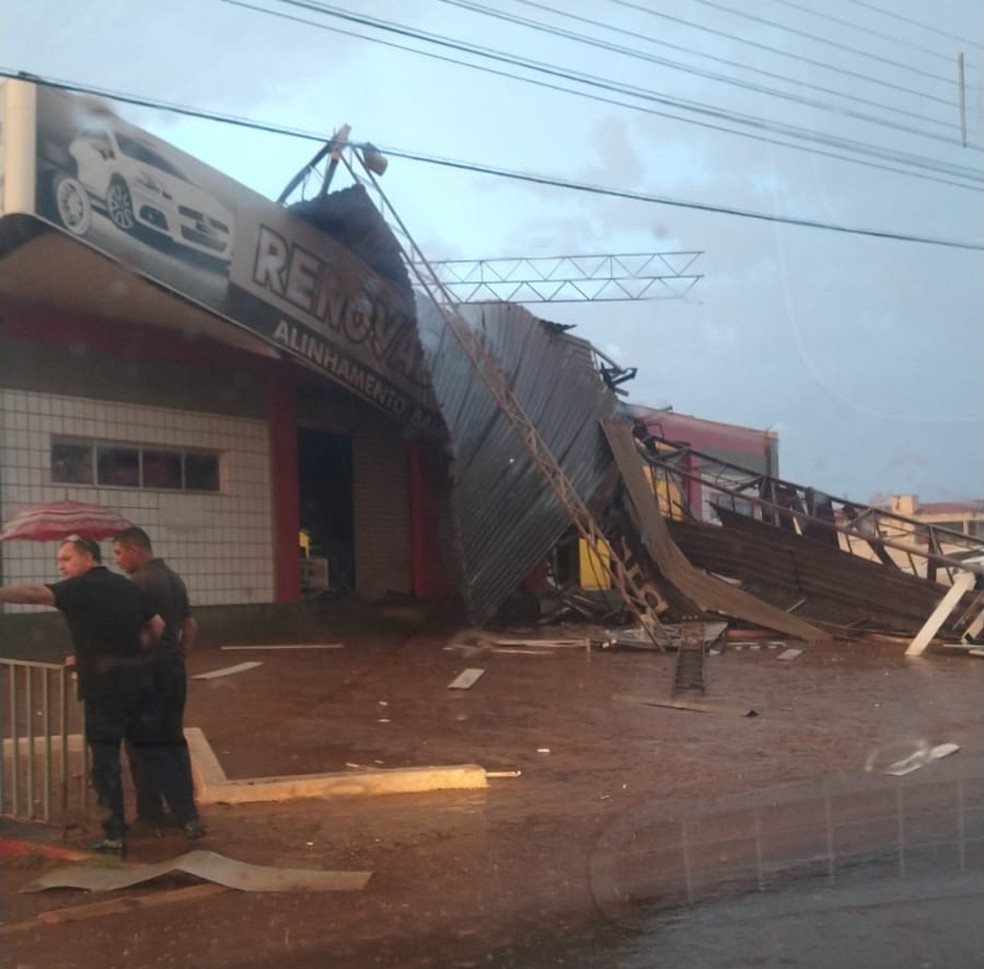 Estabelecimento comercial impactado por forte chuva em Picos.