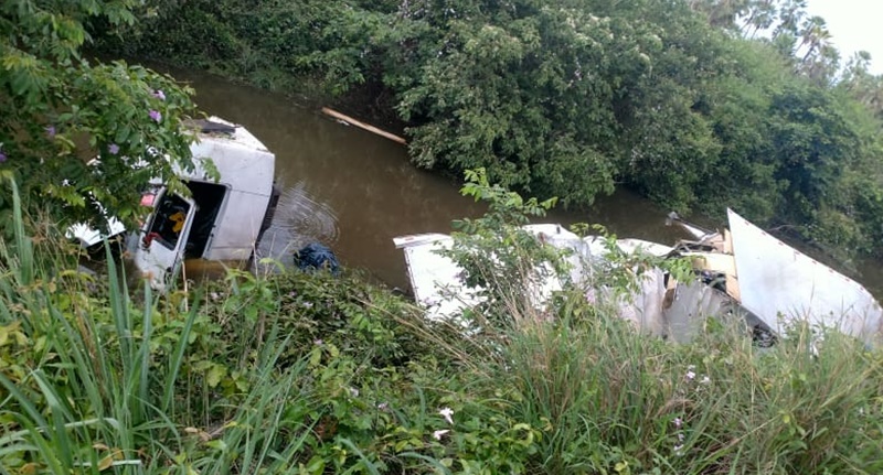 Caminhão cai dentro de riacho após acidente me Campo Maior.
