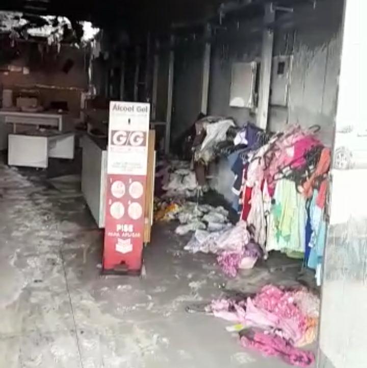 Loja de roupas atingida pelo incêndio