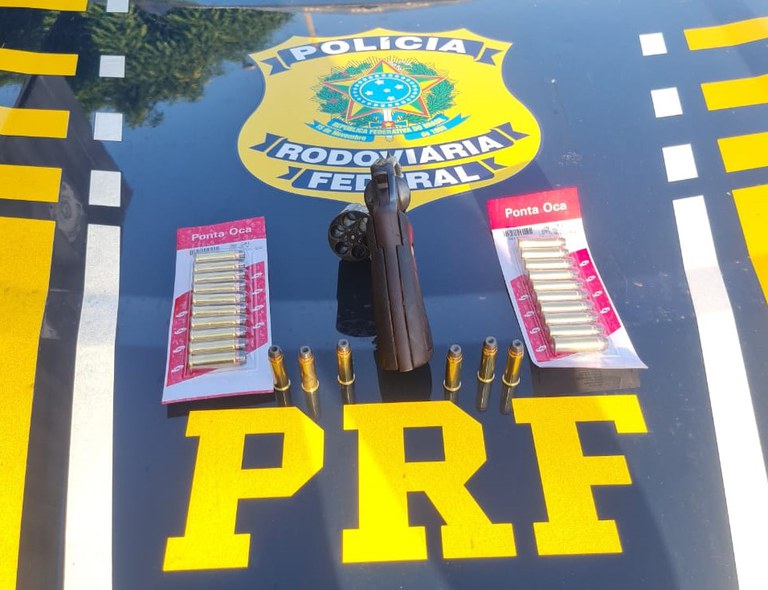 Arma e munições apreendidas pela PRF.