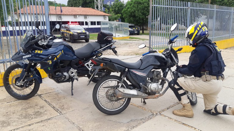 Motocicleta com restrição de furto/roubo recuperada pela PRF.