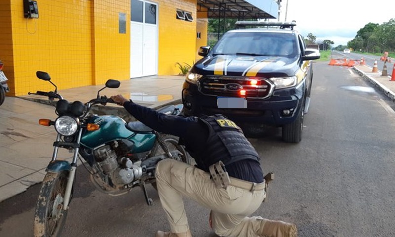 Motocicleta apreendida pela Polícia Rodoviária Federal em Floriano.