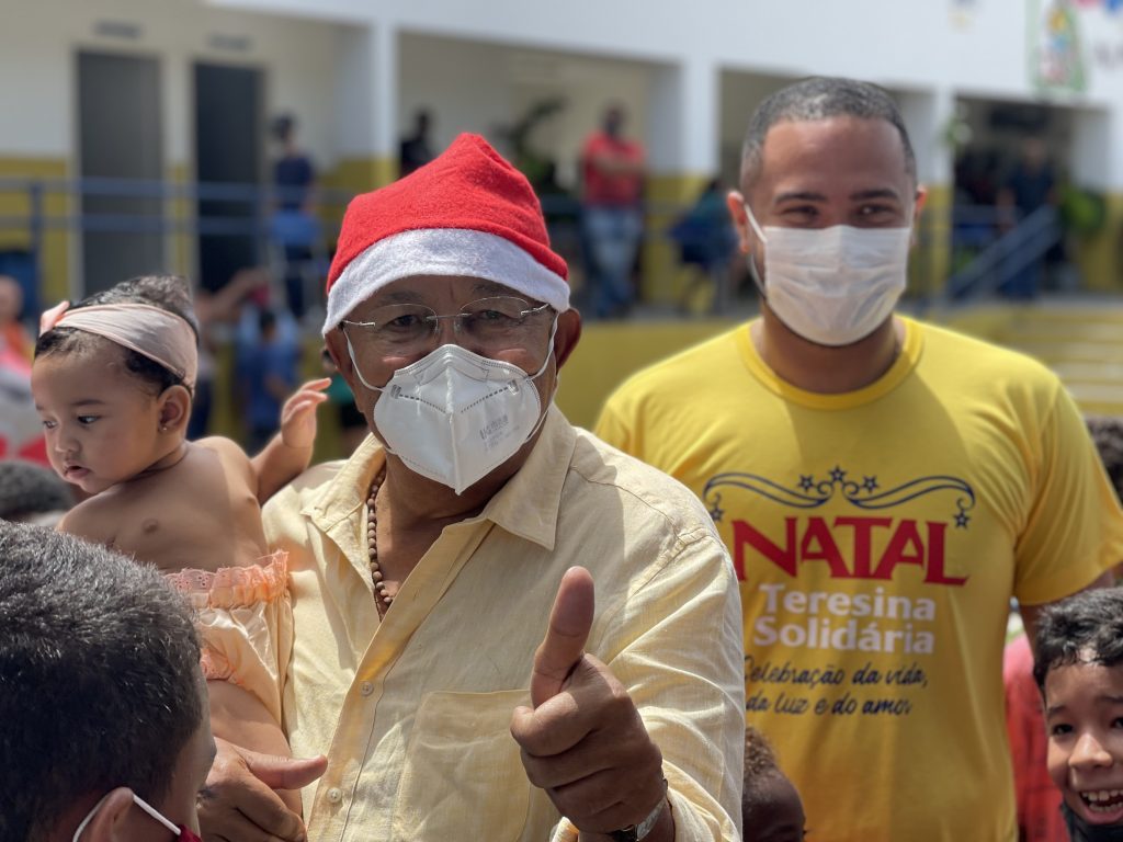 Dr. Pessoa em entrega de doações da Campanha Natal Solidário.