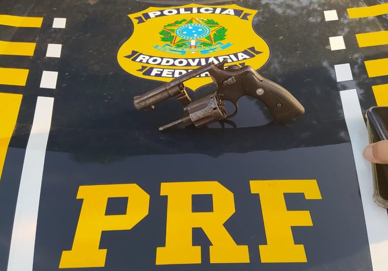Arma de fogo apreendida pela PRF em Teresina.