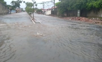 Chuva forte alaga ruas e causa transtornos na cidade de Teresina