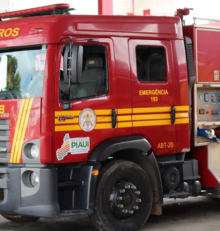 Ônibus e duas carretas pegam fogo em posto de combustíveis no bairro Dirceu