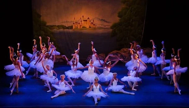 Bailarinas da Escola Estadual de Dança Lenir Argento