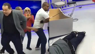 Silas Freire é derrubado ao vivo