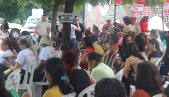 Professores municipais realizam manifestação em frente à Câmara d