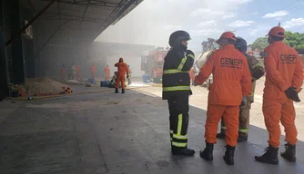 Incêndio atinge loja de pneus na zona sul de Teresina