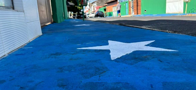 Teresinenses mantém viva tradição de pintar calçadas e muros para Copa do Mundo
