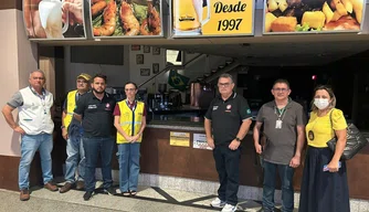 Fiscais do Procon durante vistoria na Beer Store em Teresina