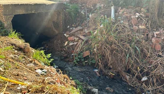 Moradores da Rua Andradina convivem com esgoto à céu aberto