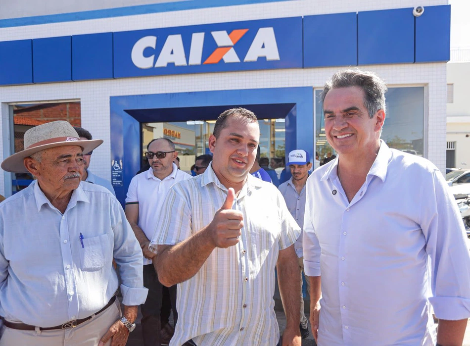 Ciro Nogueira visita agência bancária inaugurada em Simplício Mendes