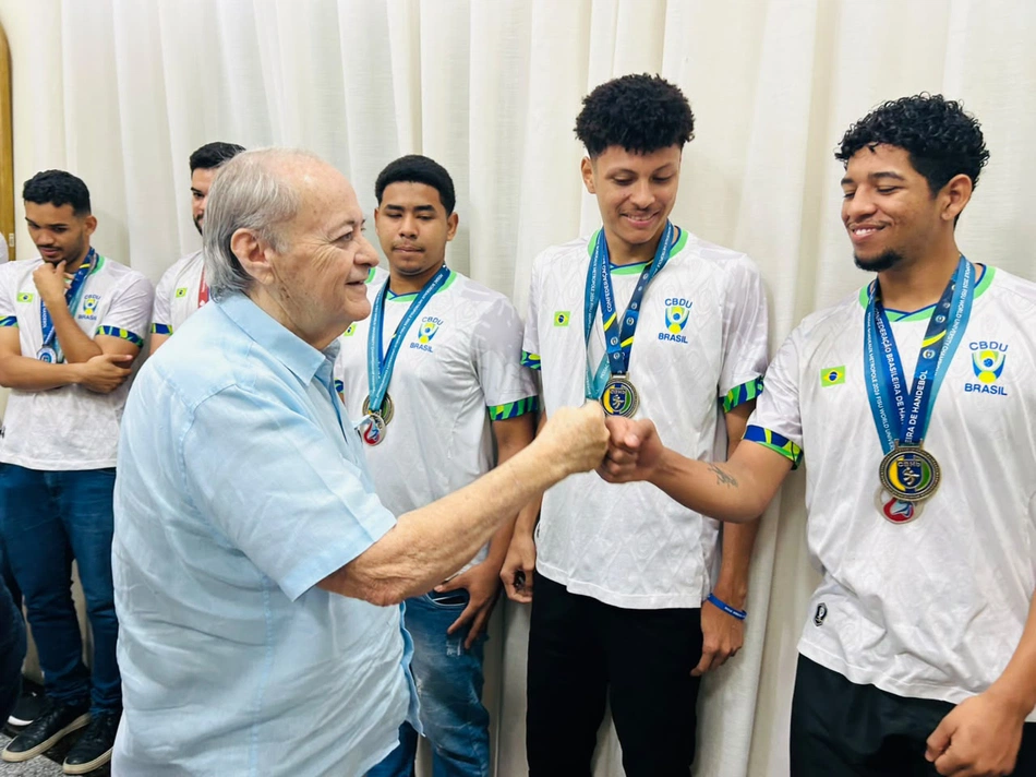 Silvio Mendes recebe equipe vencedora de handebol teresinense