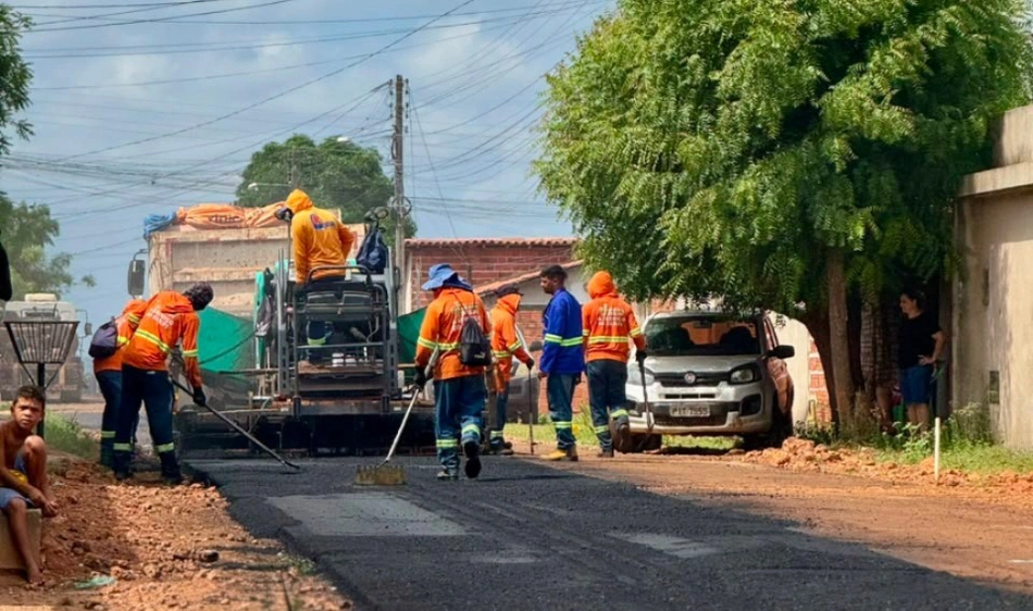 Bairro Bernardo Rêgo recebe serviços de asfaltamento em Esperantina
