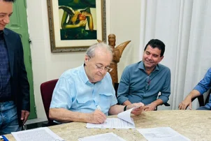 Silvio assina decretos de transferência de 4 empresas 