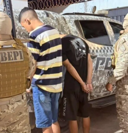 Operação policial prende duas pessoas e apreende arma e drogas na zona Sul