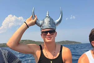 Haaland celebra aniversário ao lado da namorada em ilha francesa